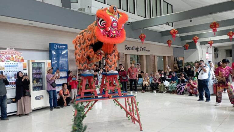 Meriahkan Imlek, Barongsai Hibur Penumpang di Stasiun Gubeng Surabaya