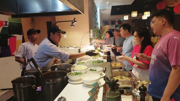 Peringati Imlek dengan Makan Malam Bersama di The Southern Hotel Surabaya