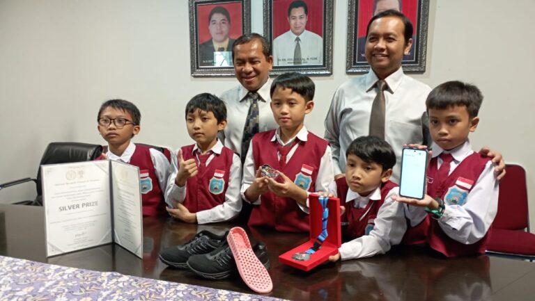 Lima Pelajar SD Mudipat Ciptakan Sepatu Pintar