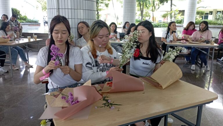 Sambut Valentine, 100 Mahasiswa PCU Rangkai Bunga