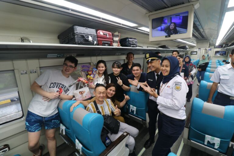 Penumpang KA yang Sudah Mencoblos Dapat Bunga Mawar dan Cokelat