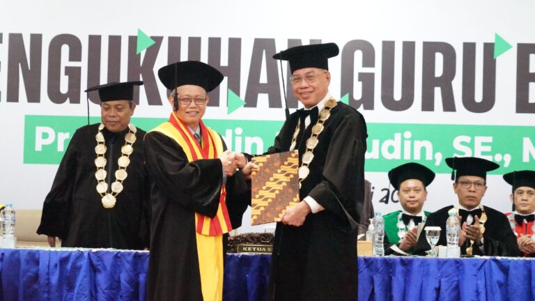 Dikukuhkan, Guru Besar Ekonomi UM Surabaya Soroti Kesehatan Finansial