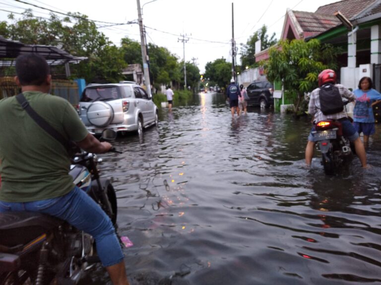 Pemkab Sidoarjo ‘Lamban’ Tangani Banjir di Perumahan Pejaya Anugerah Desa Kramat Jegu Taman