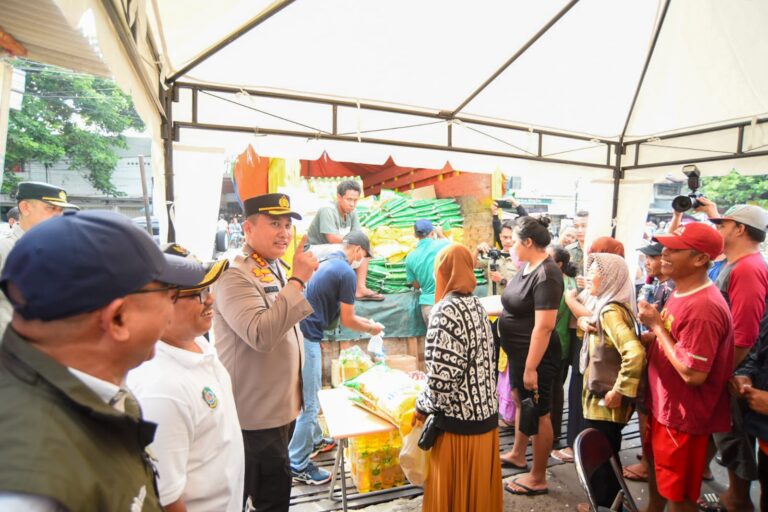 Cegah Aksi Borong, Polisi di Banyuwangi Kawal Pasar Murah Sembako