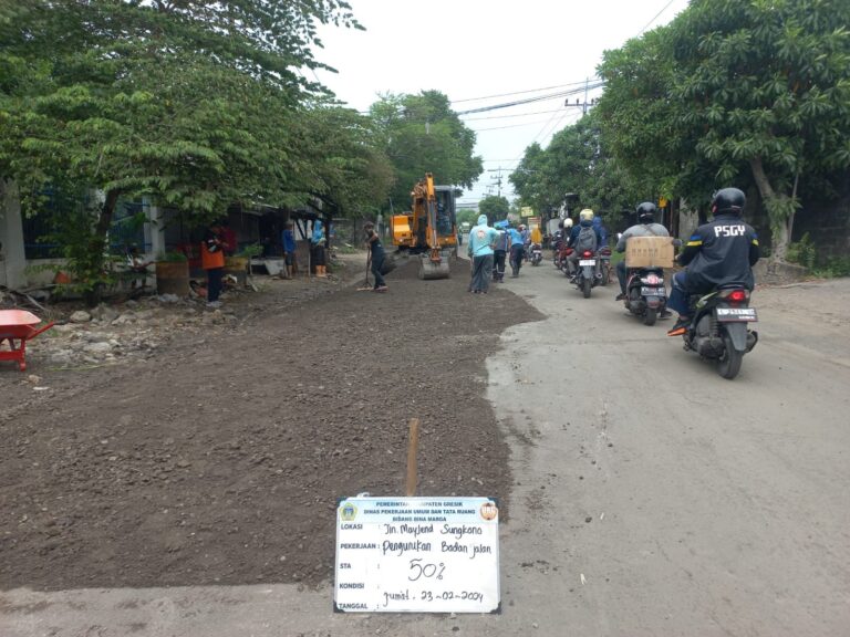 Jalan Rusak, Tim URC Gresik Lakukan Penanganan Darurat