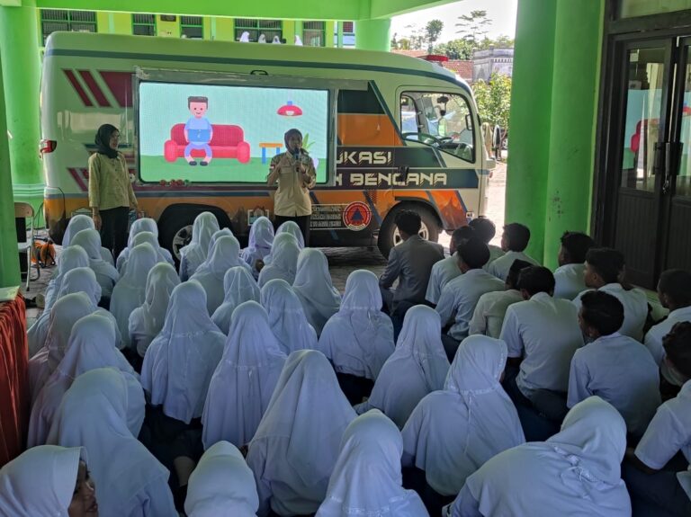 Berdekatan dengan Jalur Lahar Semeru, SMA Darul Ulum Ikuti SPAB