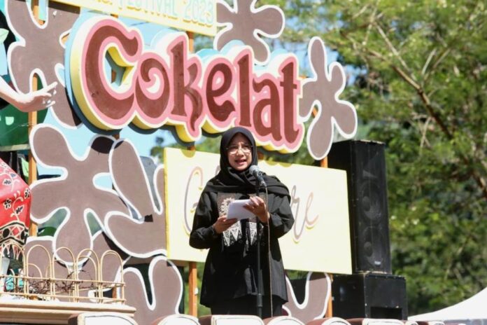 Bupati Banyuwangi Ipuk Fiestiandani di destinasi wisata Dusun Kakao, Glenmore, Banyuwangi. (Foto/ist)