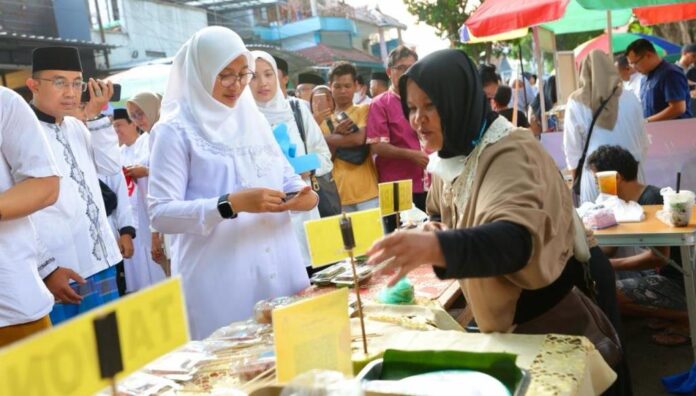 Bupati Banyuwangi Ipuk Fiestiandani meresmikan pasar takjil Ramadan, Selasa (12/3/2024). (Foto/ist)
