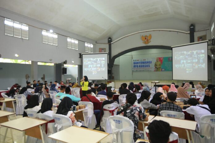 Ratusan warga di Banyuwangi mengikuti kursus gratis dari Pemkab Banyuwangi. (Foto/ist)