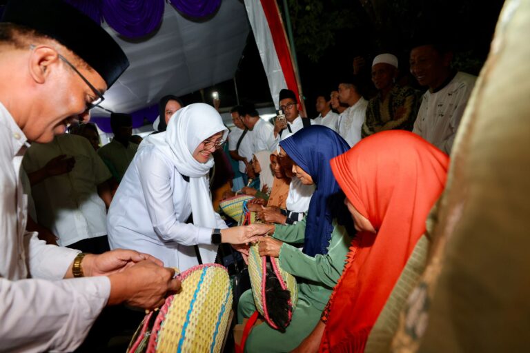 Bupati Ipuk menyapa warga dalam safari Ramadan ke desa-desa. (Foto/ist)