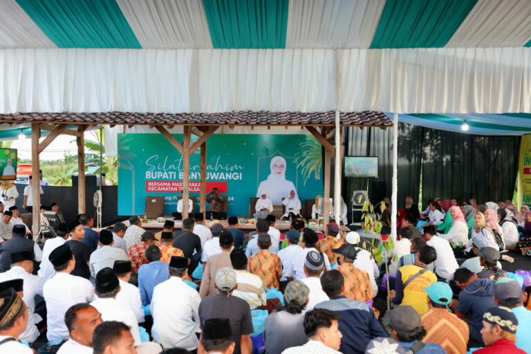 Bupati Banyuwangi Ipuk Fiestiandani berdialog bersama para petani di Bangorejo sembari berbuka bersama. (Foto/ist)
