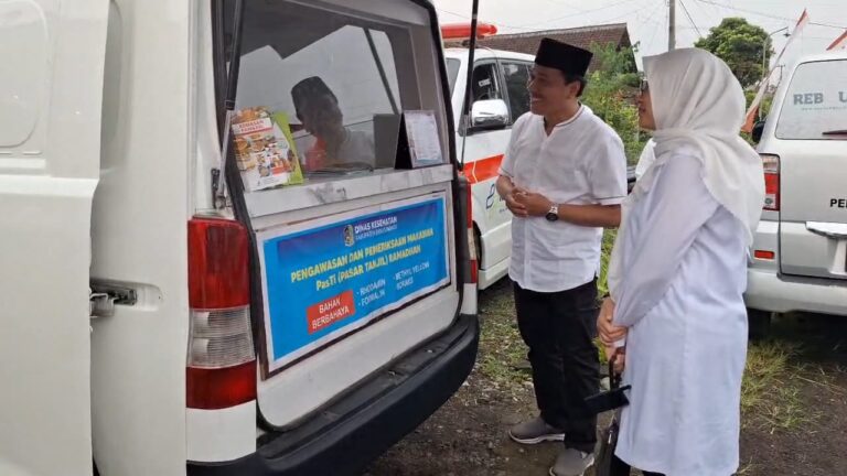 Bupati Banyuwangi Ipuk Fiestiandani mengecek mobil Labkesda untuk memeriksa sampel makanan di pasar takjil Ramadan. (Foto/ist)