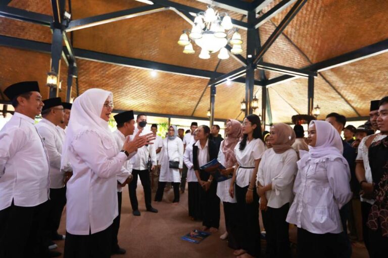 Bupati Ipuk Fiestiandani bersilaturahmi dengan seniman dan budayawan, Selasa (26/3/2024). (Foto/ist)