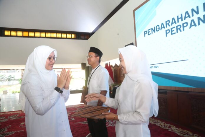 Bupati Ipuk Fiestiandani memberikan SK perpanjangan kontrak tenaga PPPK, Kamis (28/3/2024). (Foto/ist)