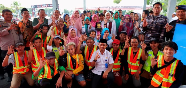Bupati Banyuwangi Ipuk Fiestiandani bersama pengelola TPS 3R di Desa Tembokrejo, Kecamatan Muncar, Banyuwangi. (Foto/ist)