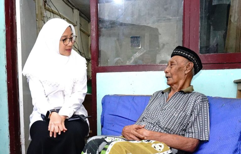 Lansia sebatang kara di Desa Genteng Wetan, Kecamatan Genteng, Banyuwangi curhat ke Bupati Ipuk. (Foto/ist)