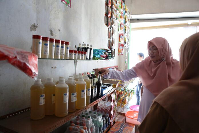 Toko kelontong di Banyuwangi mulai menjual sembako yang dikemas dalam kemasan daur ulang. (Foto/ist)