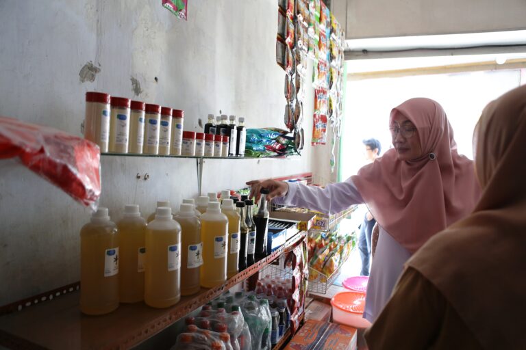 Toko kelontong di Banyuwangi mulai menjual sembako yang dikemas dalam kemasan daur ulang. (Foto/ist)
