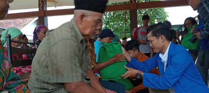Mahasiswa di Banyuwangi menggelar aksi bagi sembako, Jumat (1/3/2024) siang. (Foto/udi)