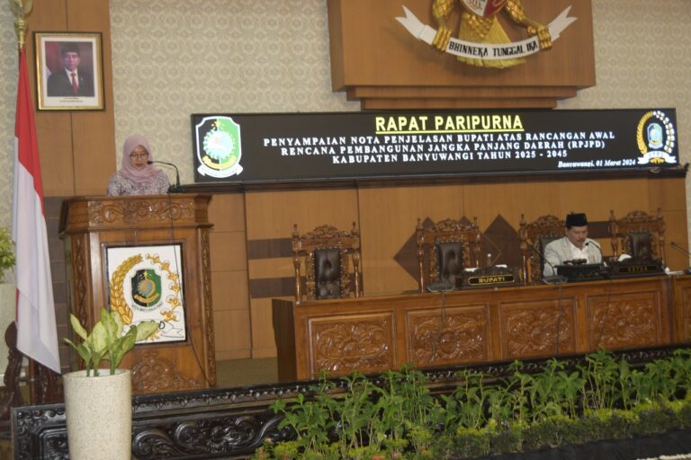 Paripurna DPRD Banyuwangi terkait pengajuan dokumen RPJPD. (Foto/ist)