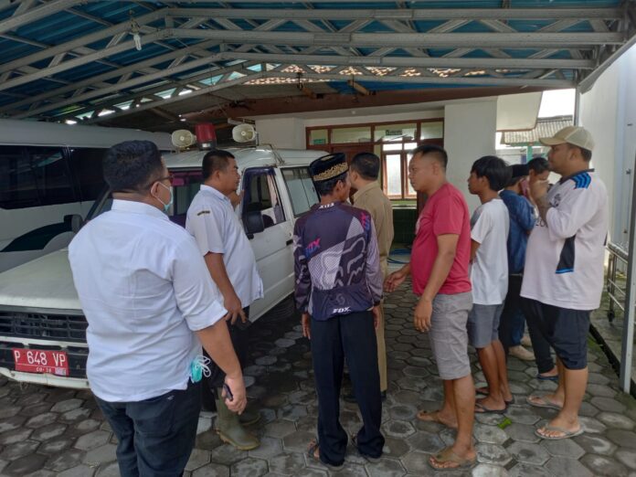 Evakuasi jenazah pencari ikan yang ditemukan tewas di Simbar, Desa Tampo, Kecamatan Cluring, Banyuwangi,Senin (4/3/2024) pagi. (Foto/ist)