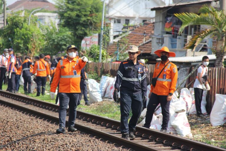 Jelang Lebaran, Daop 8 Surabaya Bersih Lintas Jalur Kereta Api
