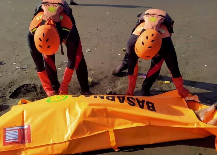 Tim SAR mengevakuasi peselancar Australia yang ditemukan tewas di perairan Grajagan, Banyuwangi, Selasa (5/3/2024). (Foto/ist)