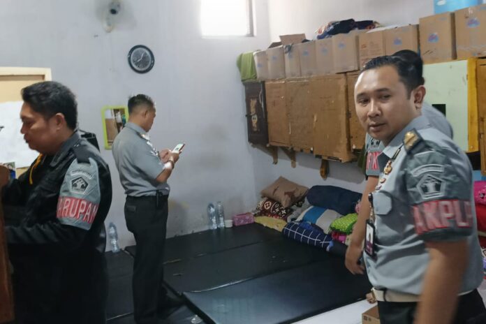 Petugas Lapas Banyuwangi menggelar pemeriksaan kamar warga binaan, Selasa (5/3/2024) siang. (Foto/ist)