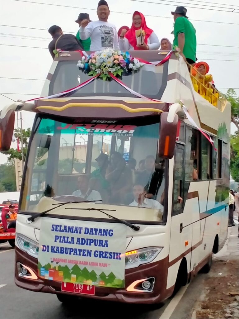 Masyarakat Gembira, Sambut Kirab Piala Adipura Bersama Bupati Fandi Akhmad Yani dan Jajaran