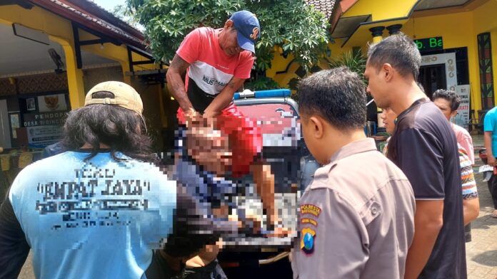 Polisi mengamankan pencuri motor setelah disergap warga di Cluring, Banyuwangi, Rabu (6/3/2024). (Foto/ist)