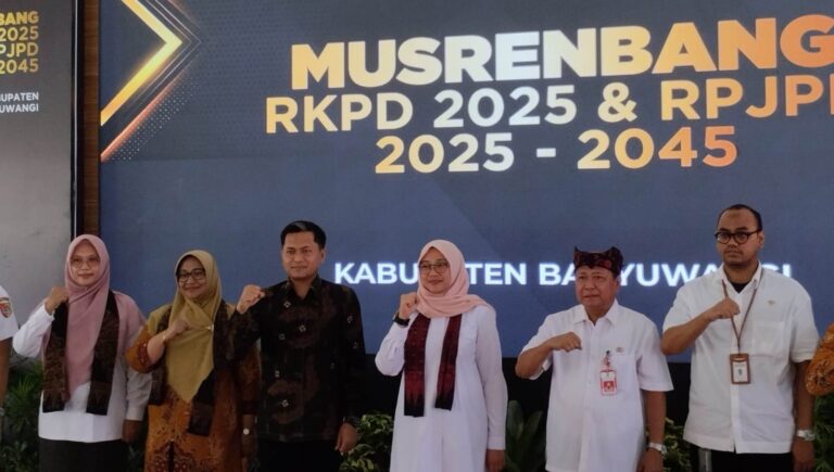 Wakil Ketua DPRD Banyuwangi M. Ali Mahrus (dua dari kiri) menghadiri Musrenbangkab Banyuwangi tahun 2025, Rabu (6/3/2024). (Foto/udi)