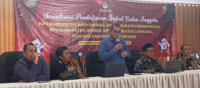 Sosialisasi pendaftaran bakal calon KPU Banyuwangi dan Situbondo di Kantor KPU Banyuwangi, Kamis (6/3/2024). (Foto/udi)