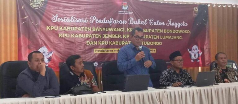 Sosialisasi pendaftaran bakal calon KPU Banyuwangi dan Situbondo di Kantor KPU Banyuwangi, Kamis (6/3/2024). (Foto/udi)