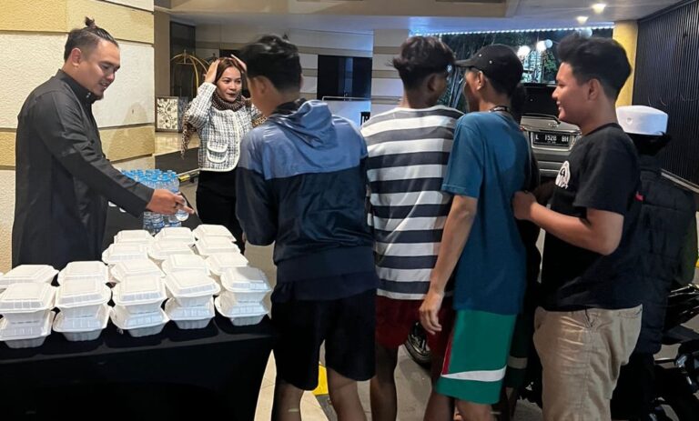 GNPK Jatim Bagikan 100 Boks Sahur Gratis Selama Ramadhan di Lobby Surabaya Suites Hotel