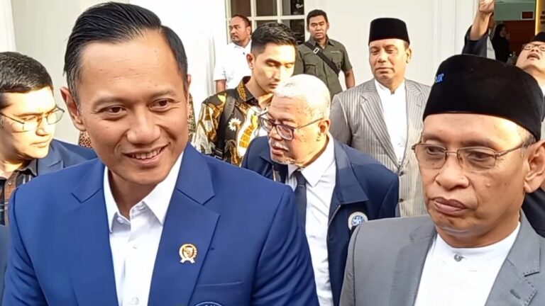 Sempat Cuti, Menteri AHY Lanjutkan Lagi Kuliah S3 Unair