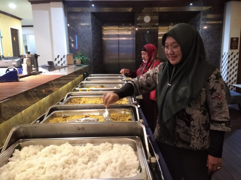 Menikmati Buka Puasa dengan Nasi Kebuli dan Kebab Turki di Hotel Namira Berhadiah Emas