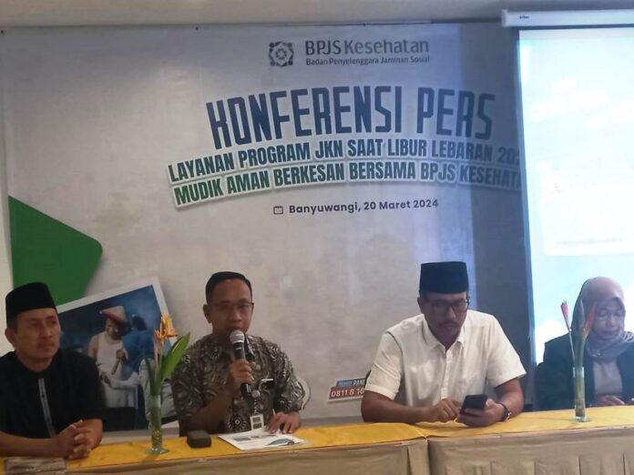 Kepala Cabang Banyuwangi BPJS Kesehatan, Titus Sri Hardianto bersama Dinas Kesehatan Banyuwangi, perwakilan IDI dan PKFI memaparkan persiapan layanan libur Lebaran, Rabu (20/3/2024). (Foto/udi)