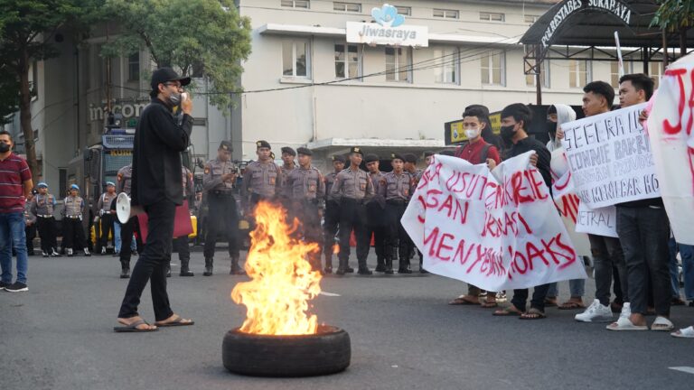 Massa Aliansi Pemuda Gelar Aksi Dukung Polri Tetap Netral