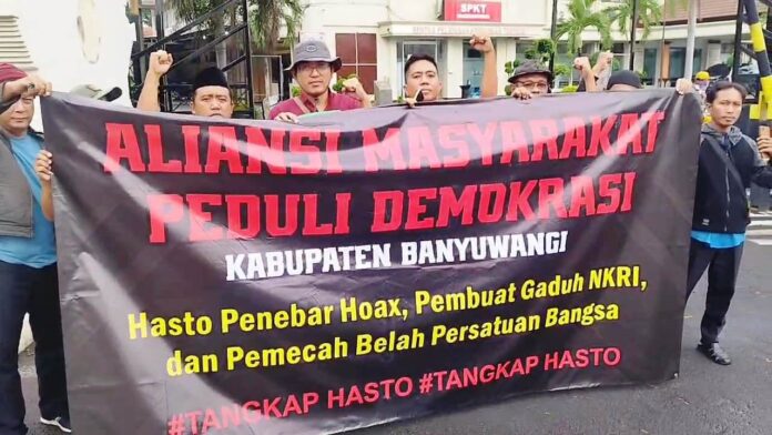 Warga melaporkan Sekjen Hasto Kristianto ke Polresta Banyuwangi, Kamis (21/3/2024).