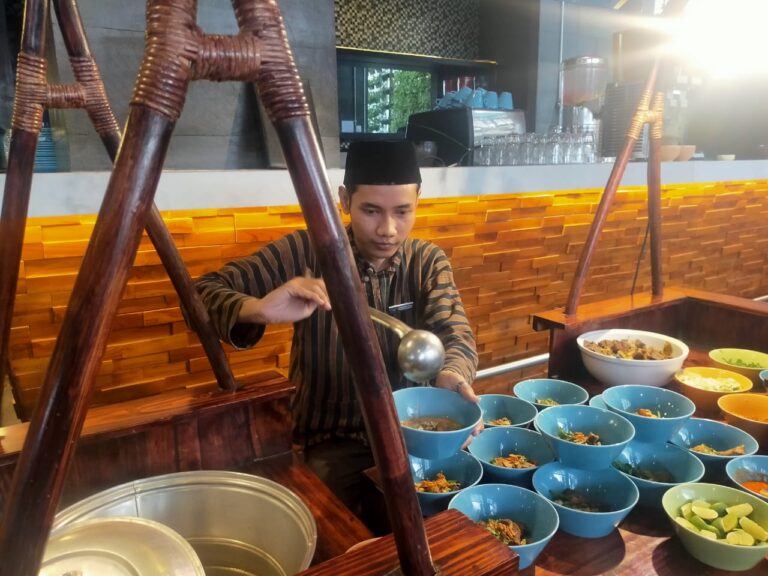 Lestarikan Kuliner Warisan Sunan Gunung Jati, The Southern Hadirkan Empal Gentong