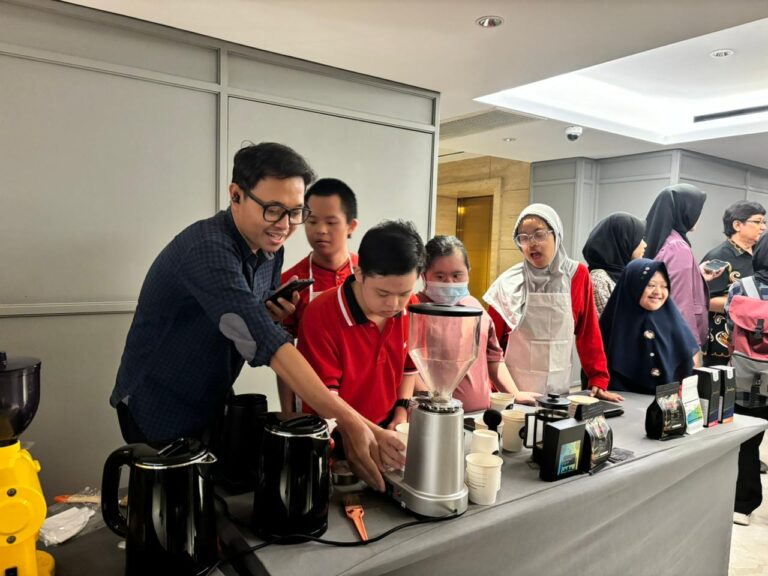 Peduli Down Syndrome, Java Paragon Hotel & Residences Surabaya Ajari Anak-anak Membuat Kopi