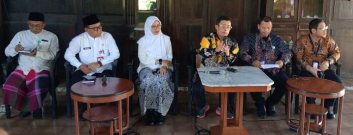 Personel KPK bersama Bupati Ipuk Fiestiandani memberikan keterangan ke wartawan usai observasi kabupaten antikorupsi di Pendopo Banyuwangi, Jumat (22/3/2024). (Foto/udi)