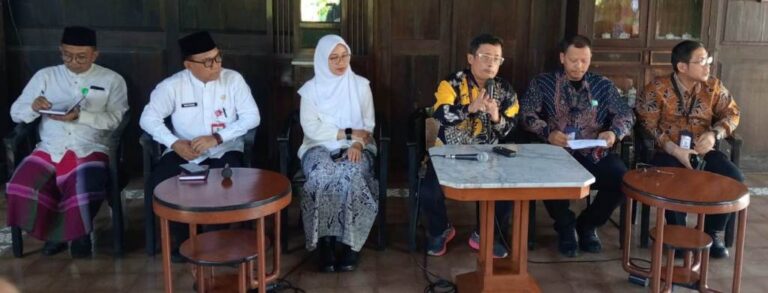 Personel KPK bersama Bupati Ipuk Fiestiandani memberikan keterangan ke wartawan usai observasi kabupaten antikorupsi di Pendopo Banyuwangi, Jumat (22/3/2024). (Foto/udi)
