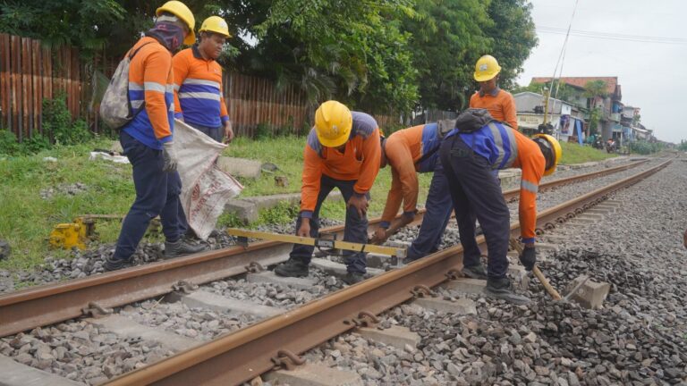 Jelang Mudik Lebaran, Daop 8 Surabaya Cek Kondisi Rel Kereta Api