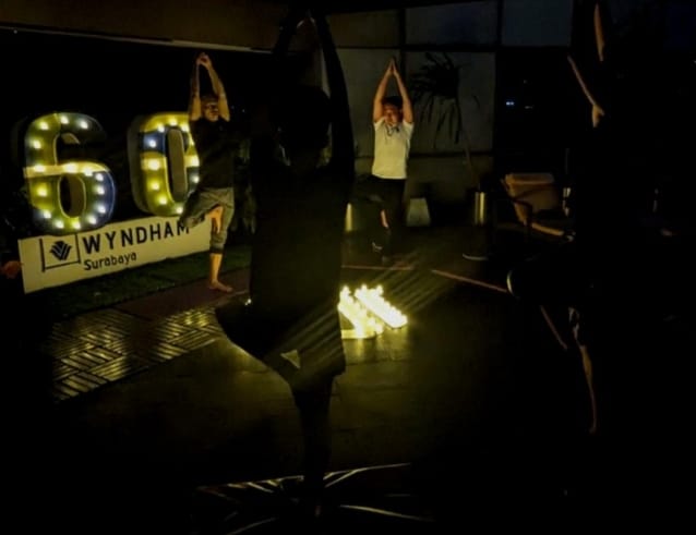 Yoga dalam Gelap pada Peringatan Earth Hour di Wyndham Surabaya