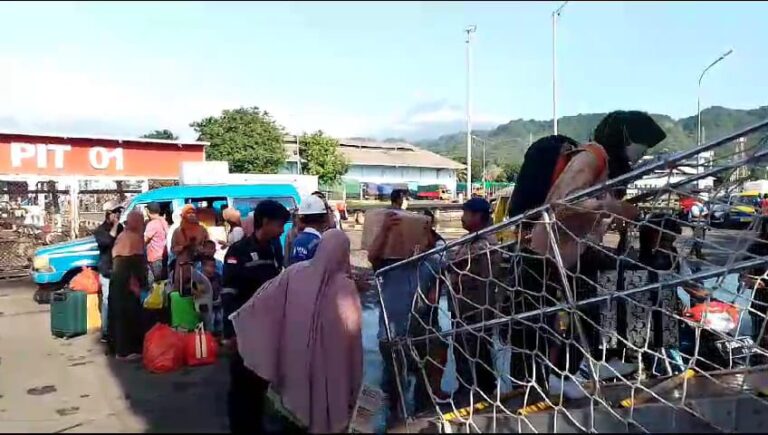 Pemudik asal Sumenep, Madura memilih pulang lebih dari awal Pelabuhan Tanjungwangi, Banyuwangi, Rabu (27/3/2023) pagi. (Foto/ist)