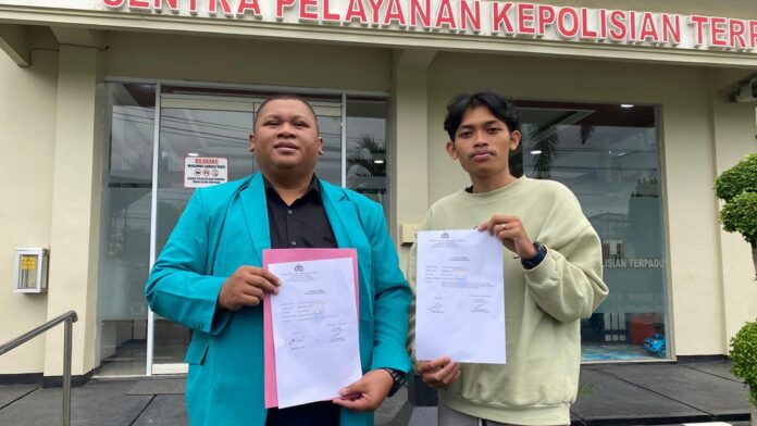 Dua perwakilan ormas pemuda melaporkan Sekjen PDIP Hasto Kristiyanto dan Connie Rahakundini Bakrie ke Polresta Banyuwangi, Kamis (28/3/2024). (Foto/ist)
