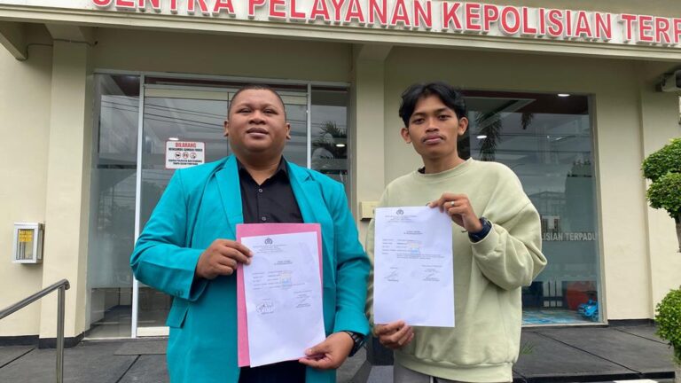 Dua perwakilan ormas pemuda melaporkan Sekjen PDIP Hasto Kristiyanto dan Connie Rahakundini Bakrie ke Polresta Banyuwangi, Kamis (28/3/2024). (Foto/ist)
