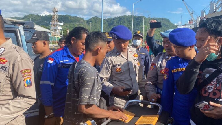 Petugas mengevakuasi penumpang kapal rute Lombok-Banyuwangi yang meninggal dalam pelayaran, Jumat (24/3/2024). (Foto/ist)