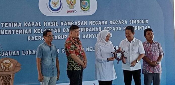 Menteri KKP Sakti Wahyu Trenggono menyerahkan simbolis hibah dua unit kapal sitaan ke Bupati Banyuwangi Ipuk Fiestiandani, Sabtu (30/3/2024). (Foto/udi)
